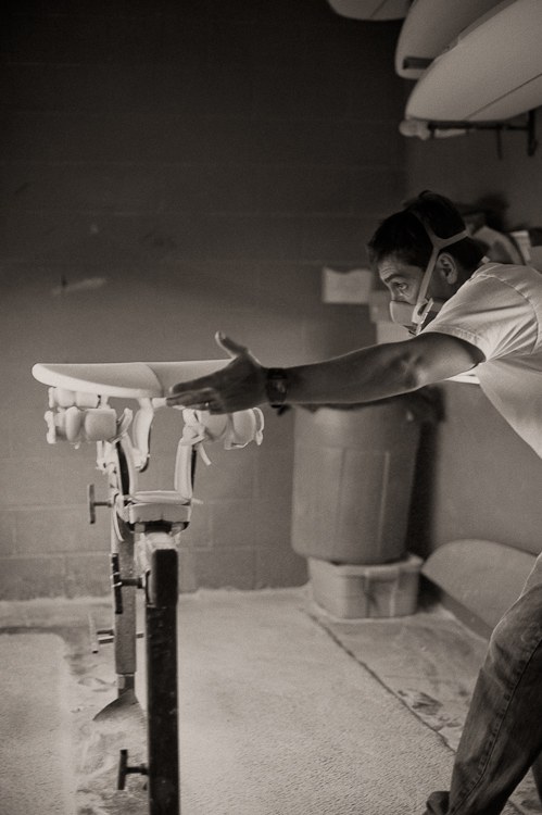 Breno shaping a Muléke surfboard